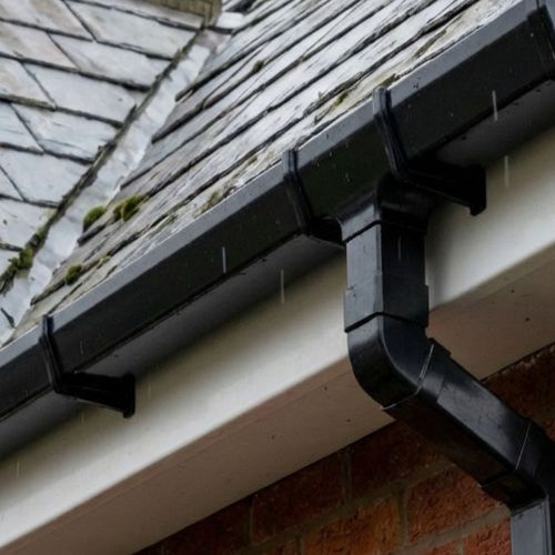 Aquaflow 130mm Klassic Ogee Fascia Bracket fitted onto gutters - installed